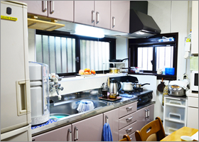 タカラ「ホーローキッチンセット　アーバス」の明るいラベンダー色のキッチンを選びました。