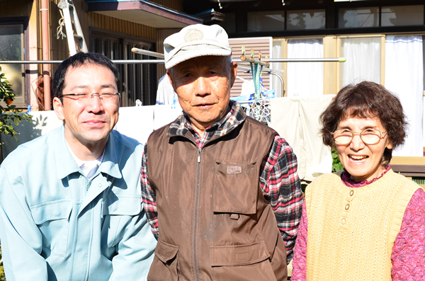 鈴木様ご夫婦と一緒に。（写真左）口コミリフォーム　笹木